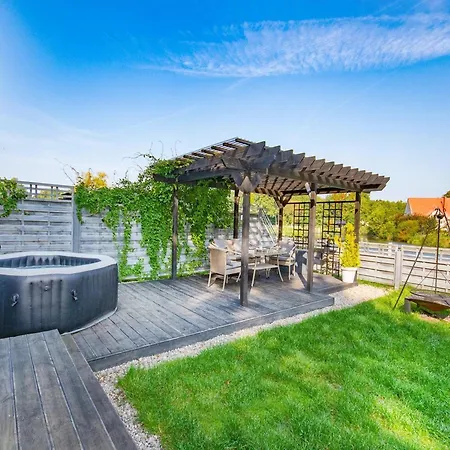 No 2a With Private Jacuzzi